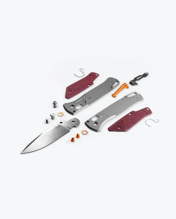 Benchmade Bugout Grey/Redstone Aluminum & Richlite